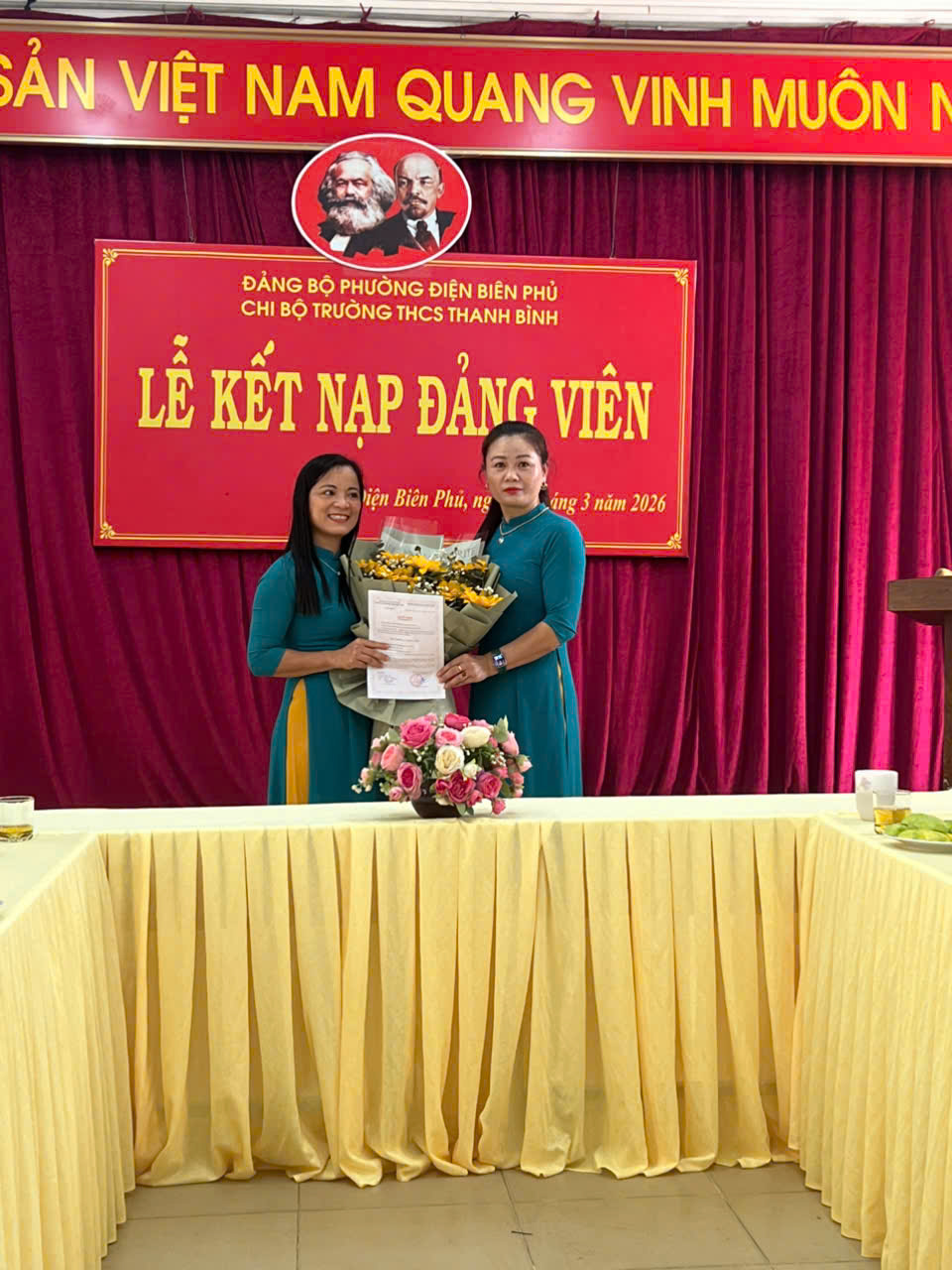 CHI BỘ TRƯỜNG THCS THANH BÌNH - ĐẢNG UỶ PHƯỜNG ĐIỆN BIÊN PHỦ TỔ CHỨC LỄ KẾT NẠP ĐẢNG VIÊN MỚI