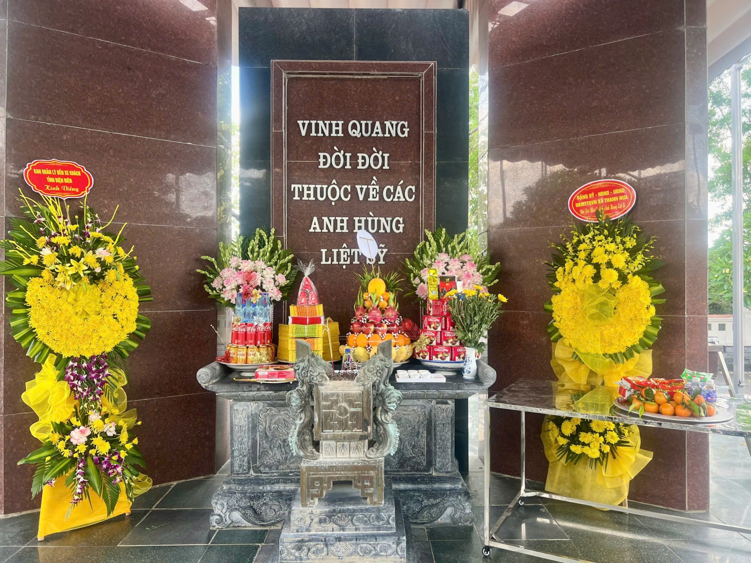 TRƯỜNG THCS THANH BÌNH - PHƯỜNG ĐIỆN BIÊN PHỦ, TỈNH ĐIỆN BIÊN DÂNG HƯƠNG TRI ÂN CÁC ANH HÙNG LIỆT SỸ NHÂN KỶ NIỆM 72 NĂM CHIẾN THẮNG ĐIỆN BIÊN PHỦ