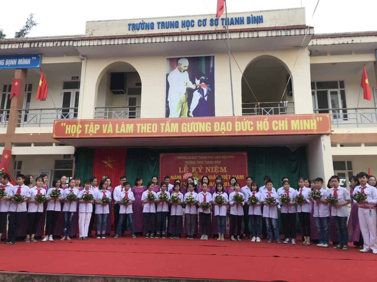 THẦY VÀ TRÒ TRƯỜNG THCS THANH BÌNH KỈ NIỆM 36 NĂM NGÀY NHÀ GIÁO VIỆT NAM 20/11/1982 - 20/11/2018