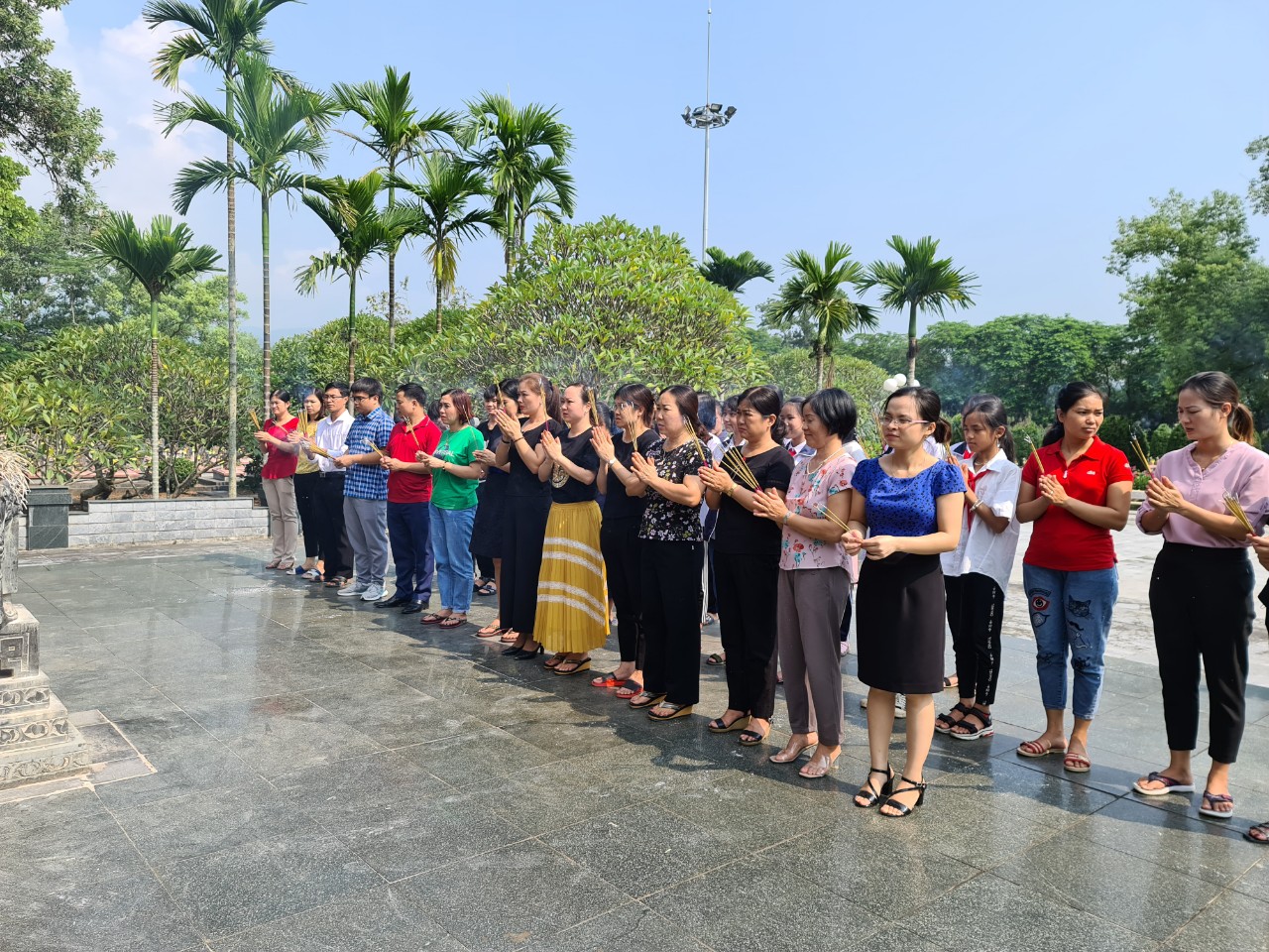 CÁN BỘ, GIÁO VIÊN, NHÂN VIÊN CÙNG HỌC SINH TRƯỜNG THCS THANH BÌNH THĂM VIẾNG VÀ CHĂM SÓC NGHĨA TRANG LIỆT SỸ ĐỘC LẬP