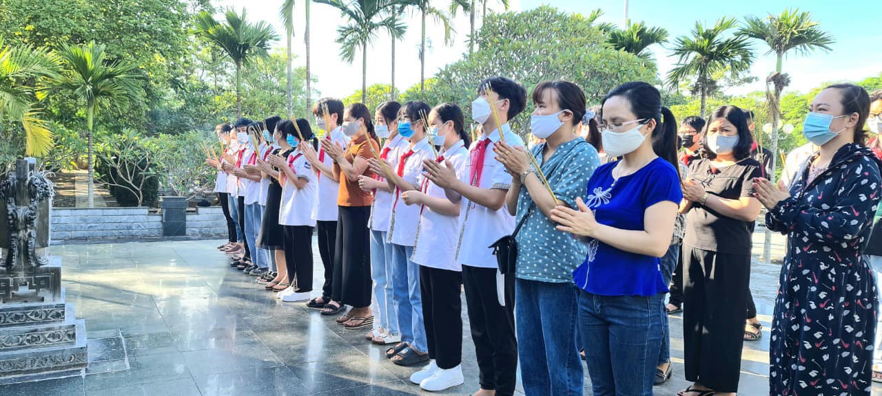 Nối tiếp truyền thống “ Uống nước nhớ nguồn”. Trường THCS Thanh Bình do đồng chí Bùi Thị Thanh Huyền làm trưởng đoàn đã tới dâng hương tưởng niệm các anh hùng liệt sỹ tại Nghĩa trang Độc Lập.