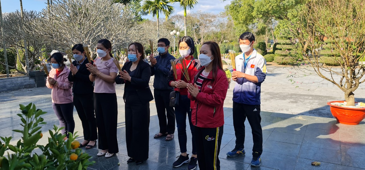 Đoàn CB-GV-CNV  Trường THCS Thanh Bình - TP Điện Biên Phủ viếng Nghĩa trang Liệt sỹ Độc Lập