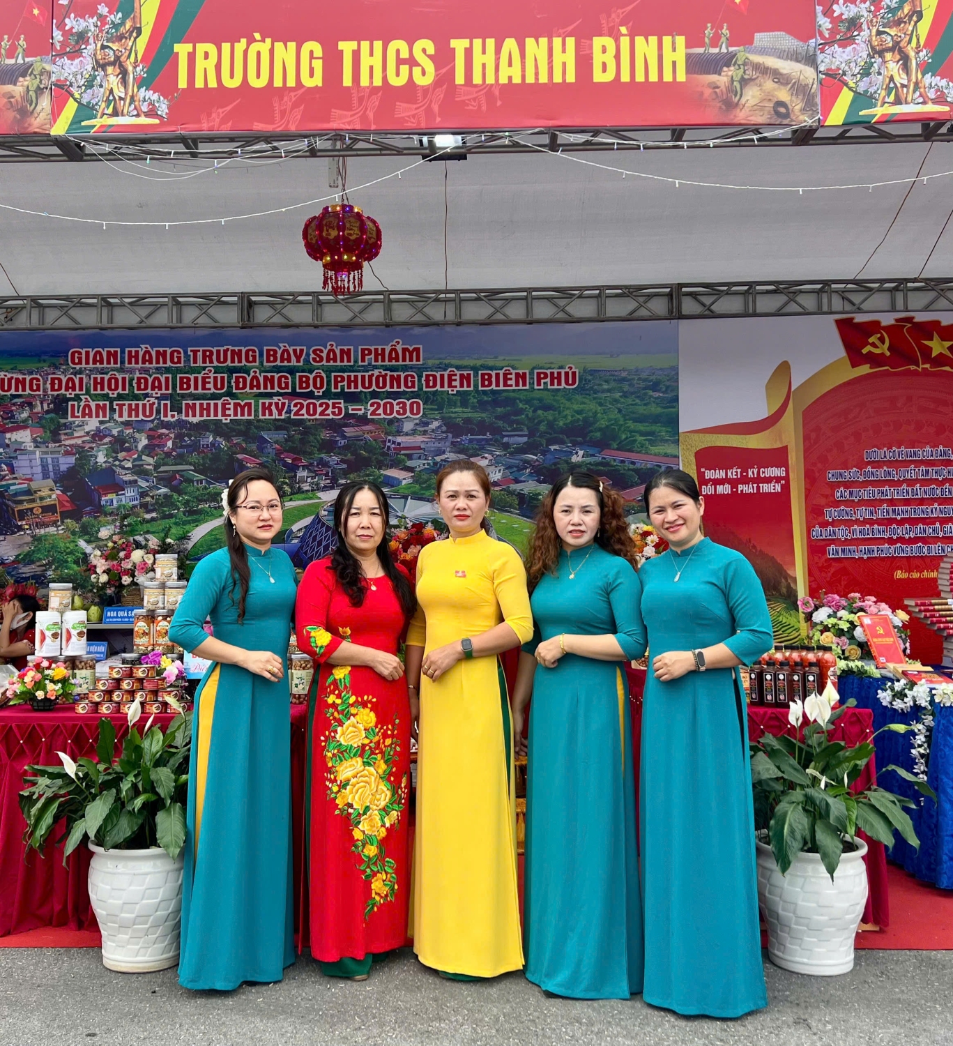 TRƯỜNG THCS THANH BÌNH THAM GIA GIAN HÀNG TRƯNG BÀY SẢN PHẨM CHÀO MỪNG ĐẠI HỘI ĐẠI BIỂU PHƯỜNG ĐIỆN BIÊN PHỦ LẦN THỨ NHẤT, NHIỆM KỲ 2025–2030